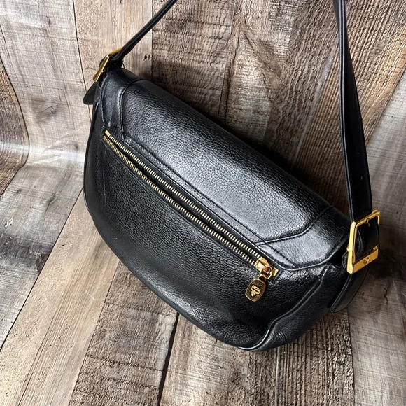 MCM Black Leather Shoulder bag with Gold Hardware - Picture 6 of 16